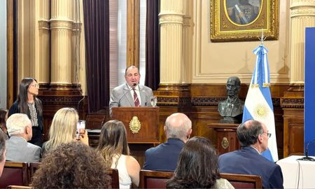 Este martes, en el Senado de la Nación, el intendente Juan Pablo Poletti recibió un reconocimiento junto a otros seis intendentes de todo el país por el concurso. Este martes, en el Senado de la Nación, el intendente Juan Pablo Poletti recibió un reconocimiento junto a otros seis intendentes de todo el país por el concurso.