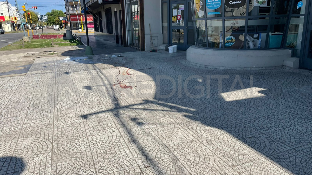 El joven de 24 años recibió dos disparos tras quedar en medio de una gresca. El portador del arma efectuó seis disparos en total.