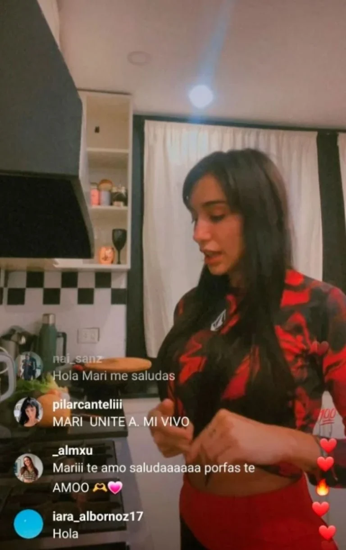 María becerra se mostró cocinando en un vivo de instagram. María becerra se mostró cocinando en un vivo de instagram.