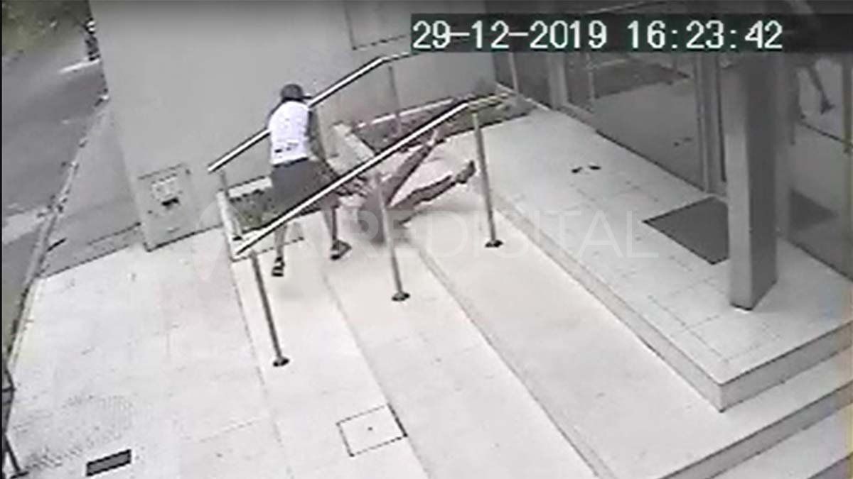 Ingreso al edificio de San Jer&oacute;nimo y Uruguay