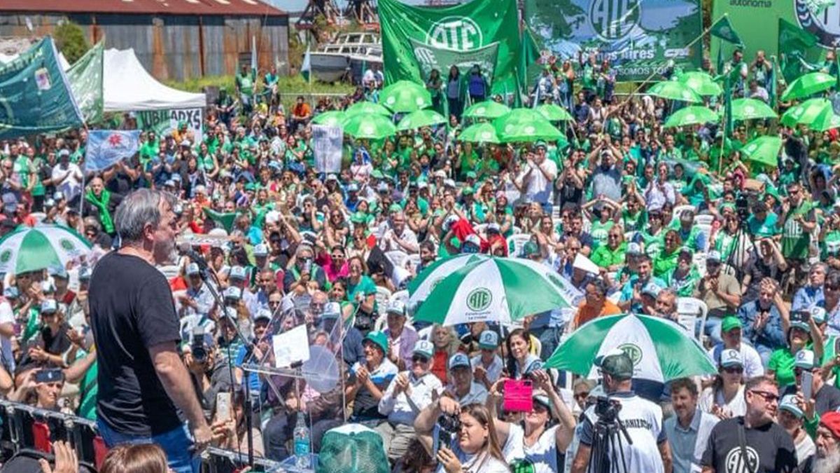 La Asociación de Trabajadores del Estado (ATE) anunció que prepara un bloqueo de los principales accesos del aeropuerto provincial.