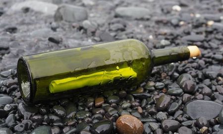 una guardaparques hallo una botella con un papel en su interior y se llevo una sorpresa una guardaparques hallo una botella con un papel en su interior y se llevo una sorpresa
