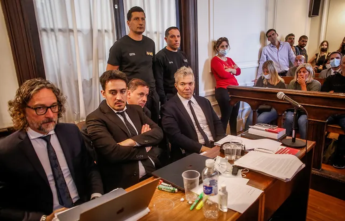 Abogados de los padres de Fernando. El tribunal del juicio por el crimen de Fernando Báez Sosa rechazó el pedido de nulidad realizado por la defensa de los ocho rugbiers imputados por el homicidio, al considerar que no se vulneró el debido proceso durante la detención de los acusados, por lo que el juicio continuará y no será suspendido.