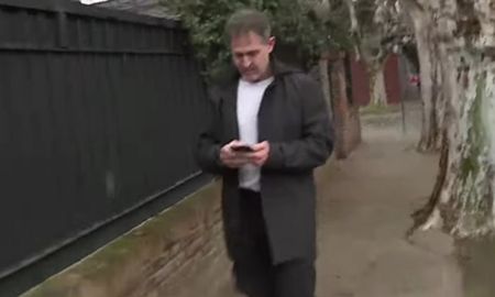 Aníbal Lotocki salió a caminar por el barrio. Aníbal Lotocki salió a caminar por el barrio.
