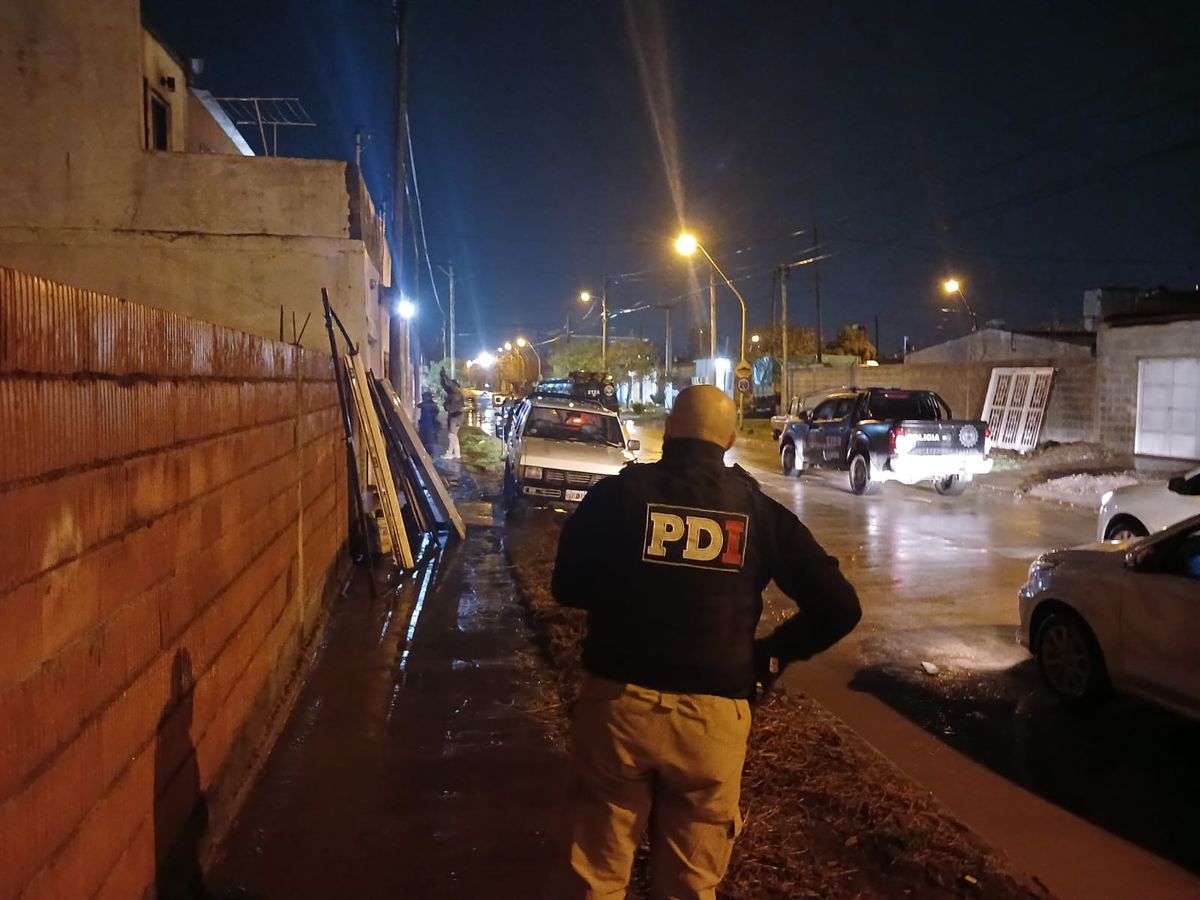 La Policía de Investigaciones de Santa Fe realizó 11 allanamientos simultáneos. La Policía de Investigaciones de Santa Fe realizó 11 allanamientos simultáneos.
