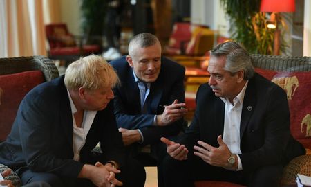 El mandatario argentino transmitió a Johnson la importancia del restablecimiento de los vuelos regulares a cargo de la línea de bandera entre las islas y el territorio continental argentino. El mandatario argentino transmitió a Johnson la importancia del restablecimiento de los vuelos regulares a cargo de la línea de bandera entre las islas y el territorio continental argentino.