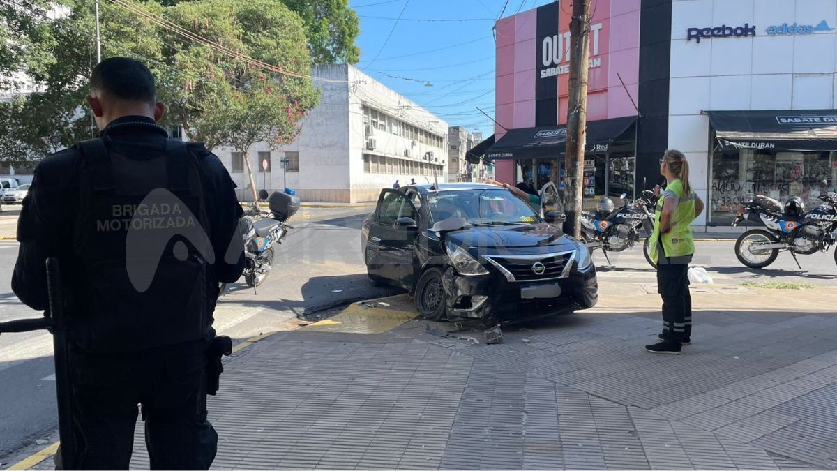 Dos automóviles protagonizaron un fuerte choque en el centro de la ciudad de Santa Fe