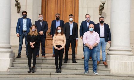 Legisladores radicales del Senado y Diputados piden que la vacunación covid sea más pareja entre los distintos departamentos de la provincia de Santa Fe. Legisladores radicales del Senado y Diputados piden que la vacunación covid sea más pareja entre los distintos departamentos de la provincia de Santa Fe.