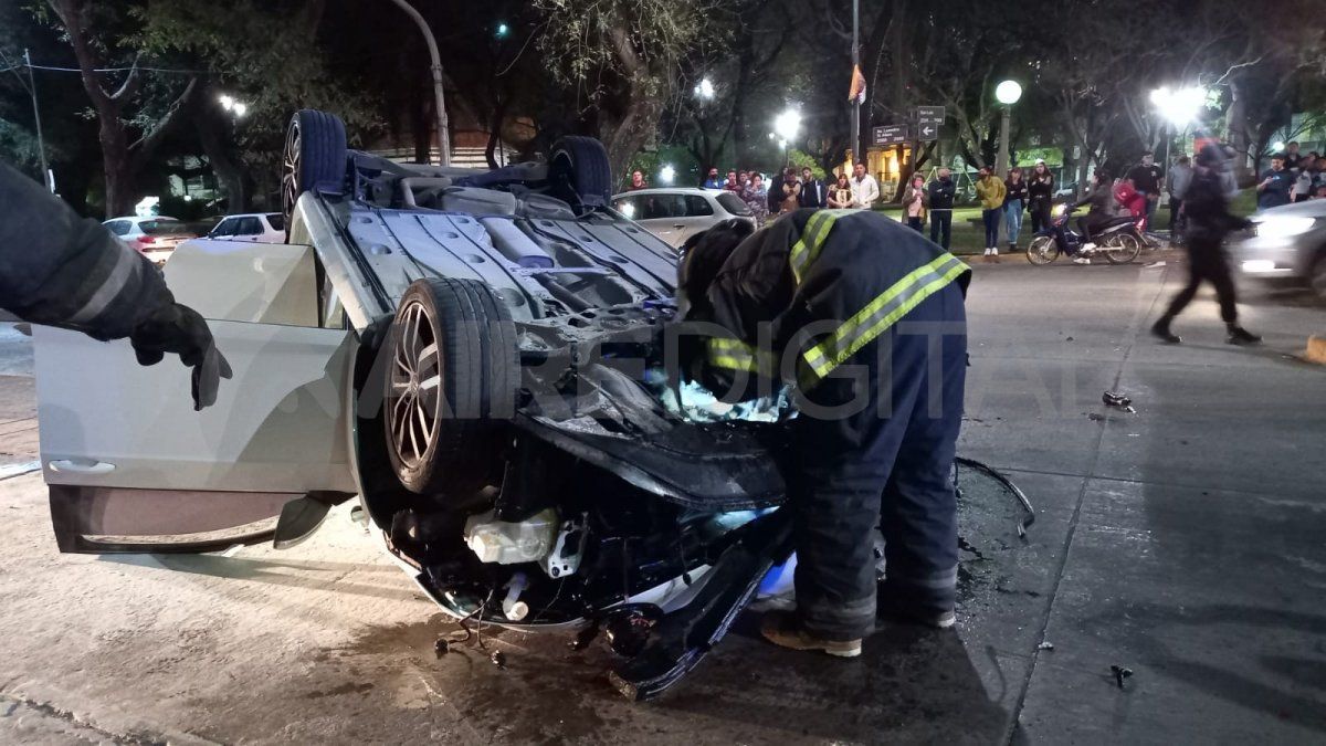 Dos personas fueron trasladadas al hospital Cullen con traumatismos varios.