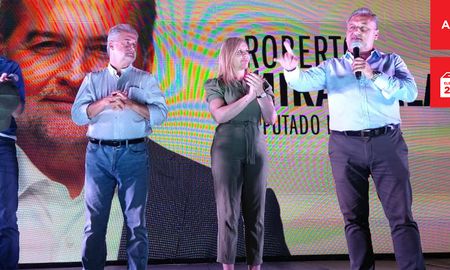 Marcelo Lewandowski (derecha) asumirá en diciembre como senador nacional. Su compañera de fórmula, María de los Ángeles Sacnun (centro), quedó afuera. Roberto Mirabella (izquierda) ganó una de las tres bancas logradas por el PJ. Marcelo Lewandowski (derecha) asumirá en diciembre como senador nacional. Su compañera de fórmula, María de los Ángeles Sacnun (centro), quedó afuera. Roberto Mirabella (izquierda) ganó una de las tres bancas logradas por el PJ.