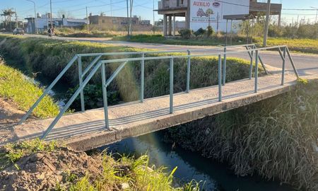 Así quedó el puente reparado en la intersección de Los Pinos y Aristóbulo del Valle. Así quedó el puente reparado en la intersección de Los Pinos y Aristóbulo del Valle.