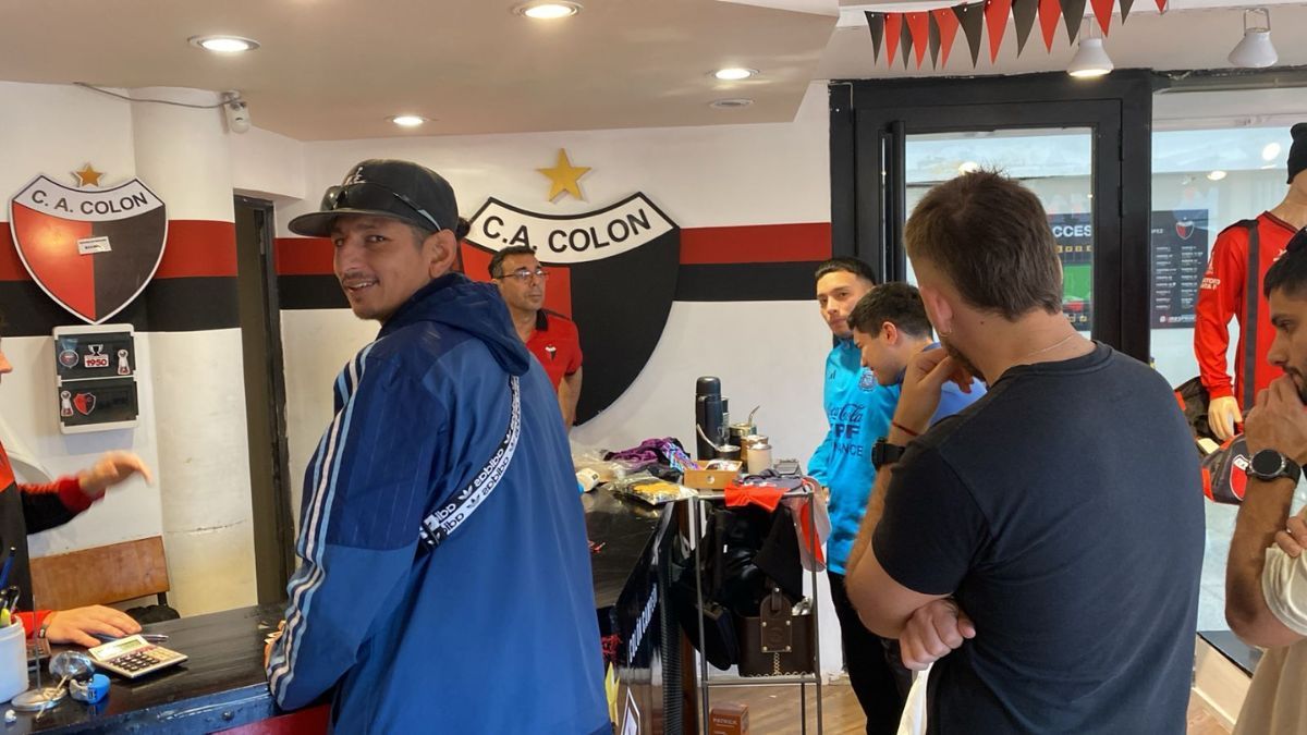 Furor en Colón por la venta de camisetas de temporadas pasadas. Furor en Colón por la venta de camisetas de temporadas pasadas.