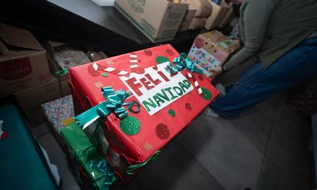 Con cada caja que llega, la campaña de cajas navideñas de AIRE y Los Sin Techo confirma que la solidaridad crece cuando se comparte. Con cada caja que llega, la campaña de cajas navideñas de AIRE y Los Sin Techo confirma que la solidaridad crece cuando se comparte.