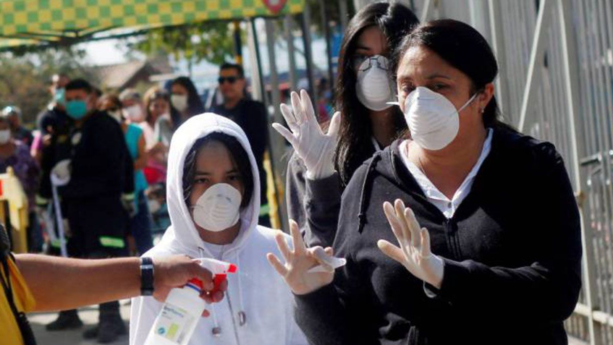 "Si la ocupación de las camas críticas llega al 95 % en el país, se debería evaluar postergar las elecciones de abril", dijo la presidenta del Colegio Médico, Izkia Siches.