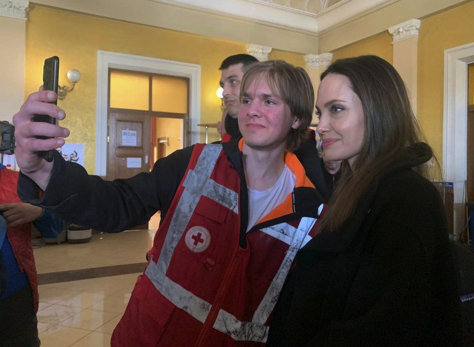 &nbsp;Angelina Jolie realizó una visita sorpresa a Ucrania y conversa con desplazados en Lviv