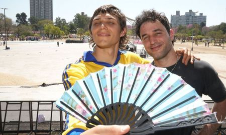 En el marco de los Juegos Suramericanos 2026, el dúo Koino Yokan, integrado por Tomás Otero y Jeremías Oro, será el encargado de cerrar este viernes el Fan Fest del Parque del Sur en la ciudad de Santa Fe, a partir de las 20.