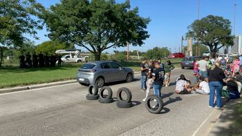 En vivo: comenzó el corte parcial de pescadores en el ingreso a Santa Fe por viaducto Oroño