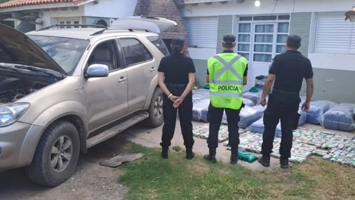 En la camioneta circulaban dos hombres de la provincia de Salta. En la camioneta circulaban dos hombres de la provincia de Salta.
