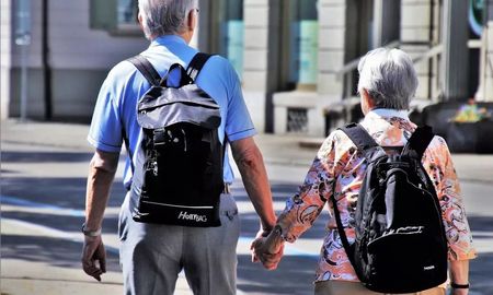 Las personas mayores no solo tienen mucho que aportar en términos de conocimientos y experiencias, sino que también son actores clave en la economía. Las personas mayores no solo tienen mucho que aportar en términos de conocimientos y experiencias, sino que también son actores clave en la economía.