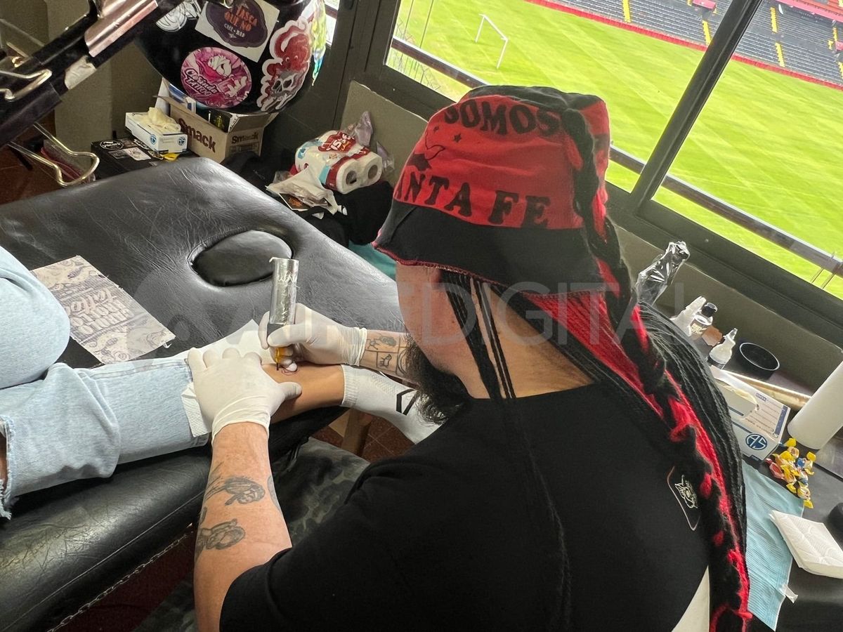 Más de 1000 hinchas de Colón se tatuaron en pleno estadio Brigadier López: Más de 1000 hinchas de Colón se tatuaron en pleno estadio Brigadier López:
