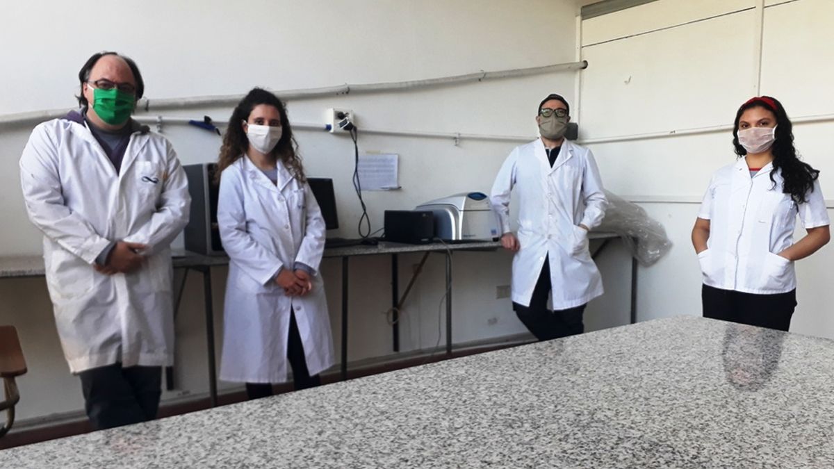 Sebastián Cavalitto (izq.) junto a parte del equipo de investigación. FOTO: Gentileza investigadores a través del CCT CONICET La Plata.