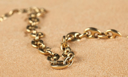 Siguiendo estos simples pasos, podrás mantener tu cadena de oro brillante y hermosa, lista para lucir en cualquier ocasión. Siguiendo estos simples pasos, podrás mantener tu cadena de oro brillante y hermosa, lista para lucir en cualquier ocasión.