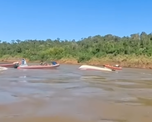 Un testigo registró la llegada de las unidades de rescate tras el vuelco de la embarcación en la zona de las Cataratas.