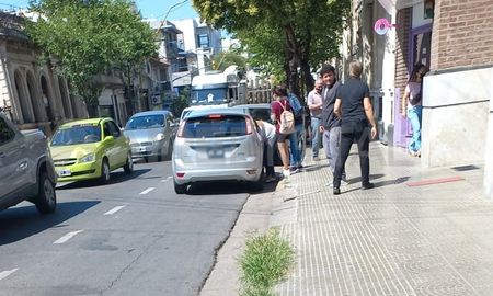 La mujer dio a luz en calle Rivadavia, entre Santiago del Estero y Obispo Gelabert. La mujer dio a luz en calle Rivadavia, entre Santiago del Estero y Obispo Gelabert.