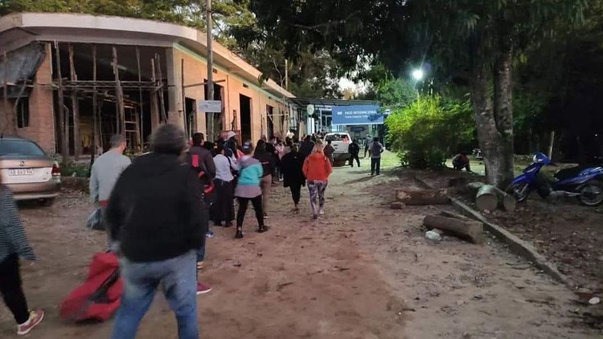 La provincia de Salta y el gobierno nacional tenderán un alambrado de 200 metros en la frontera con el Estado Plurinacional de Bolivia, desde la terminal de ómnibus hasta los controles del Puerto de Chalanas. La provincia de Salta y el gobierno nacional tenderán un alambrado de 200 metros en la frontera con el Estado Plurinacional de Bolivia, desde la terminal de ómnibus hasta los controles del Puerto de Chalanas.
