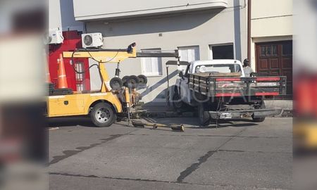 La camioneta impactó de lleno contra la puerta de la casa. La camioneta impactó de lleno contra la puerta de la casa.
