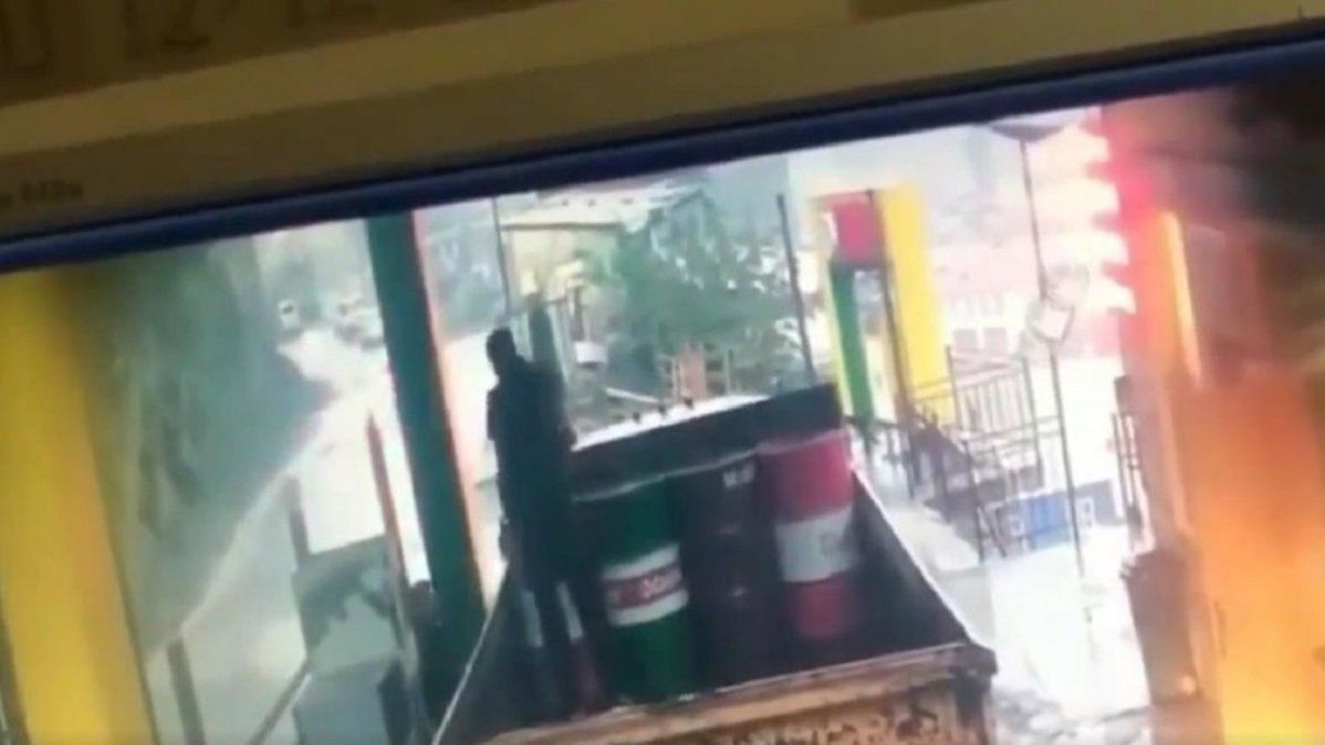 Video viral: un hombre casi muere aplastado por una enorme piedra en una estación de servicio