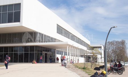 Un auto estacionado en la dársena de calle Berutti del hospital Iturraspe desapareció y las cámaras de vigilancia no captaron lo sucedido. Un auto estacionado en la dársena de calle Berutti del hospital Iturraspe desapareció y las cámaras de vigilancia no captaron lo sucedido.