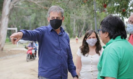 Esta mañana, el intendente Emilio Jatón recorrió los avances en obras de mejoramiento vial y desagües pluviales que se llevan adelante en el Fonavi San Jerónimo y el Centenario. Los beneficiarios directos de estos trabajos serán unos 9.600 vecinos y vecinas; y de manera indirecta, cerca de 49.000, dentro del Distrito Suroeste. También estuvo la concejala Laura Mondino. Esta mañana, el intendente Emilio Jatón recorrió los avances en obras de mejoramiento vial y desagües pluviales que se llevan adelante en el Fonavi San Jerónimo y el Centenario. Los beneficiarios directos de estos trabajos serán unos 9.600 vecinos y vecinas; y de manera indirecta, cerca de 49.000, dentro del Distrito Suroeste. También estuvo la concejala Laura Mondino.