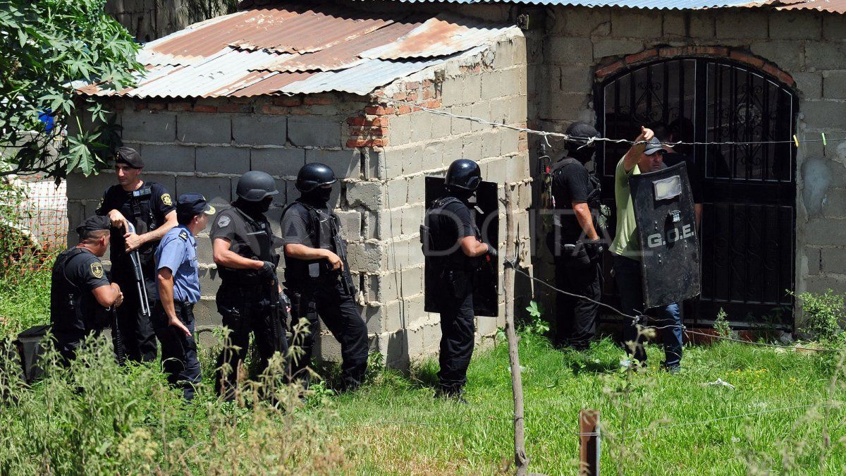 Luego de atacar a la maestra, Chacho Cano se atrincheró en su casa hasta que llegó la policía y logró detenerlo