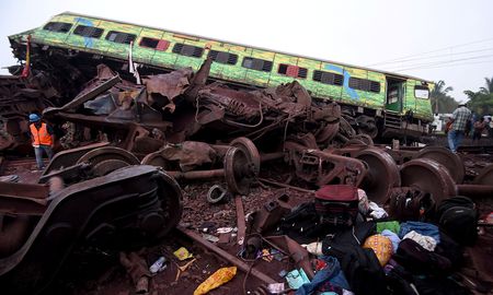 El accidente tuvo lugar el viernes por la noche cerca de la estación Bahanaga Bazar, a unos 171 kilómetros al noreste de Bhubaneswar, la capital de Odisha. El accidente tuvo lugar el viernes por la noche cerca de la estación Bahanaga Bazar, a unos 171 kilómetros al noreste de Bhubaneswar, la capital de Odisha.