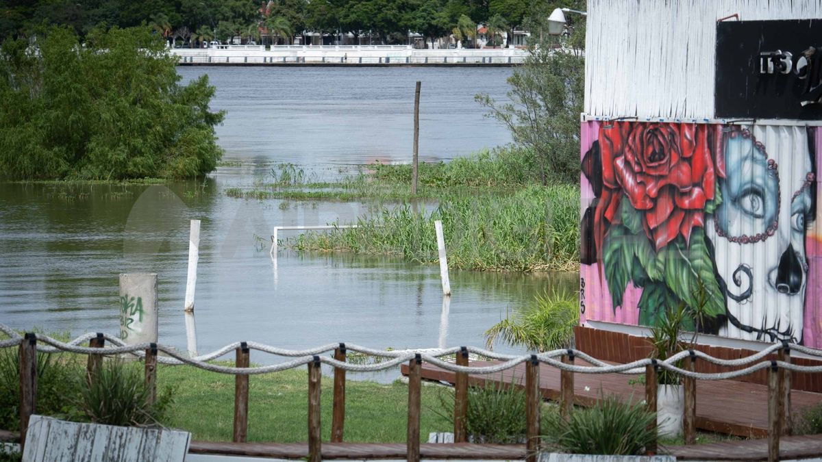 Imagen tomada el 21 de diciembre de 2023. El arco de la canchita de fútbol, con el agua llegando hasta el travesaño. Imagen tomada el 21 de diciembre de 2023. El arco de la canchita de fútbol, con el agua llegando hasta el travesaño.