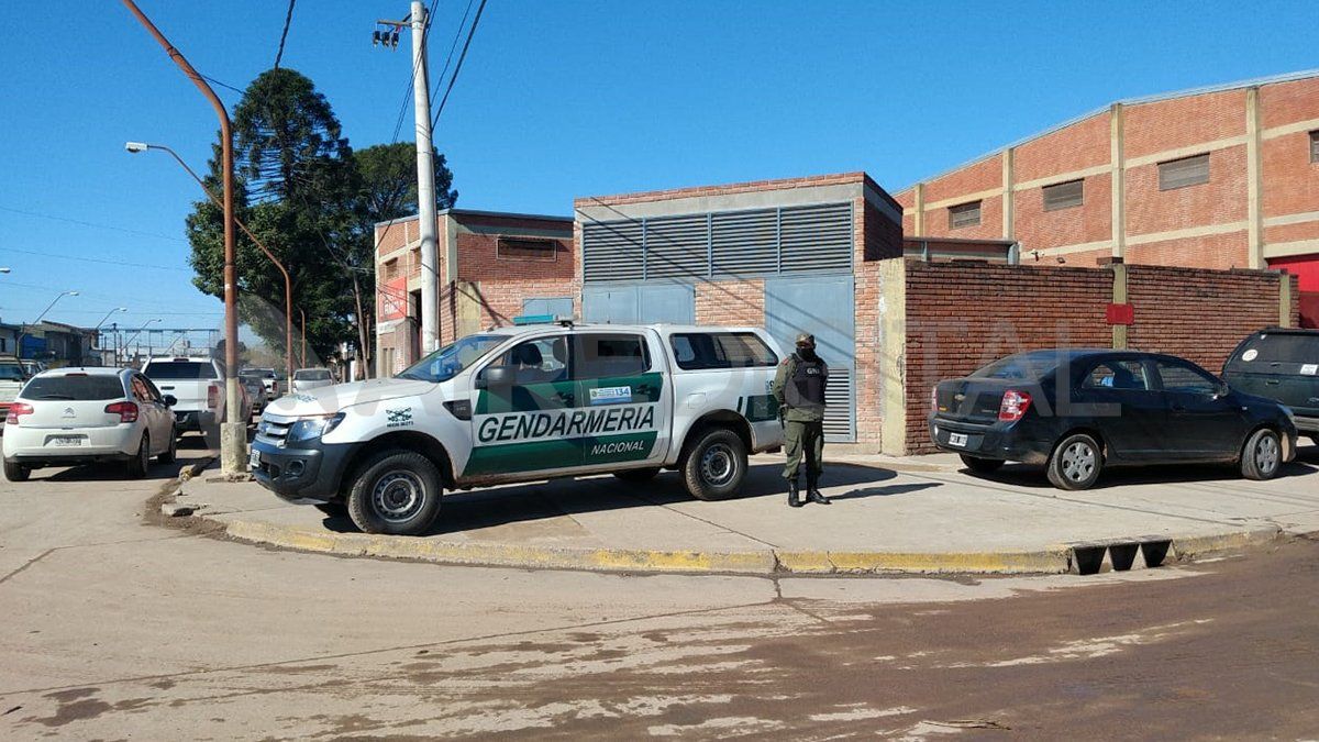 Varios móviles de la Gendarmería custodiaron la entrada y salida del edificio.&nbsp;