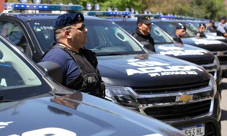 El fiscal Caterina ordenó la detención de un grupo de policías en actividad y retirados que están vinculados a la trama de crímenes narco en torno a la barra de Newell’s. El fiscal Caterina ordenó la detención de un grupo de policías en actividad y retirados que están vinculados a la trama de crímenes narco en torno a la barra de Newell’s.