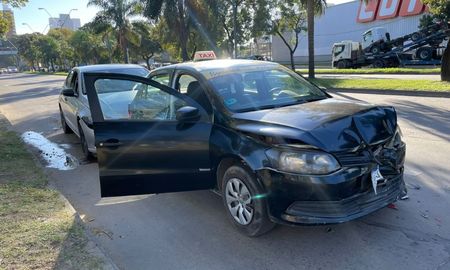 El taxi se llevó la peor parte del accidente, en una mañana alterada en avenida 27 de febrero. El taxi se llevó la peor parte del accidente, en una mañana alterada en avenida 27 de febrero.
