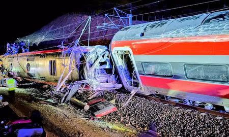 Una jornada de luto sacude al sur de España tras registrarse uno de los choques de trenes más graves de los últimos años. Una jornada de luto sacude al sur de España tras registrarse uno de los choques de trenes más graves de los últimos años.