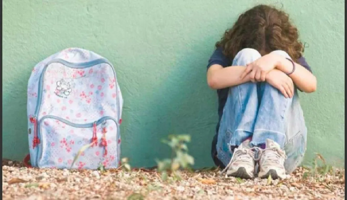 Una maestra descubrió que su alumna era abusada por una marca en el cuello que ella tenia