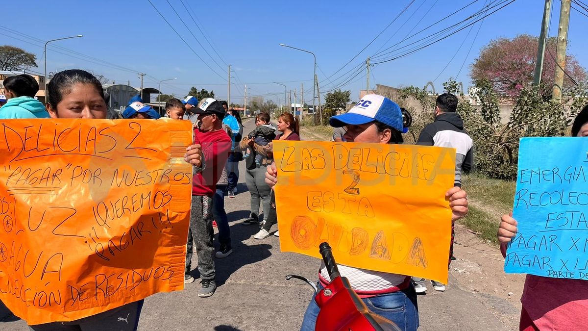 "Las Delicias 2 está olvidada", reza uno de los carteles de los vecinos. "Las Delicias 2 está olvidada", reza uno de los carteles de los vecinos.