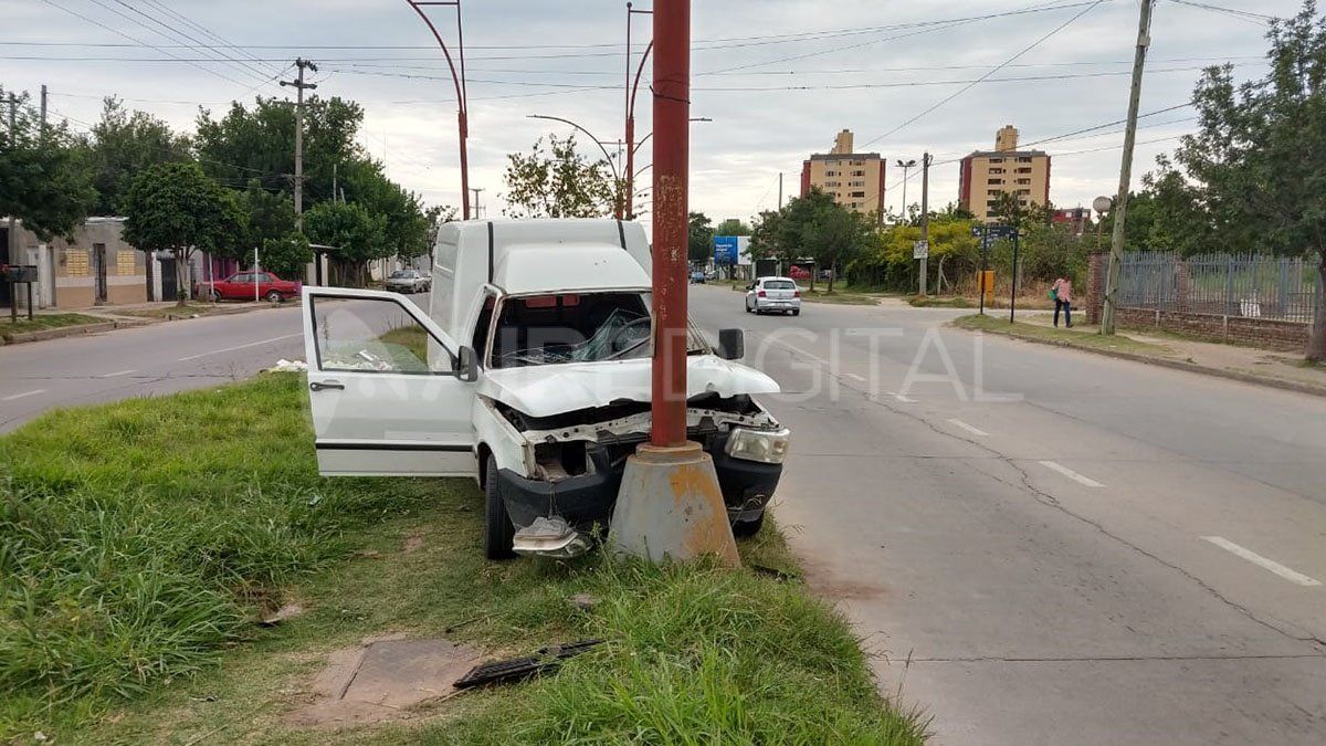 El vehículo quedó depositado sobre el cantero central de Peñaloza al 7.900.