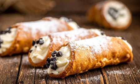La receta italiana fácil para hacer cannoli rellenos en casa. La receta italiana fácil para hacer cannoli rellenos en casa.