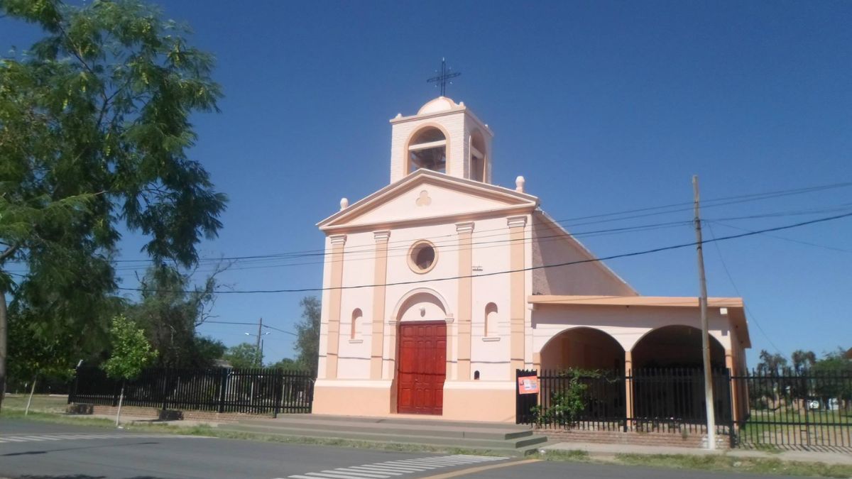 La Parroquia Nuestra Señora del Rosario fue construida en 1871 y se transformó en un espacio de encuentro para los locales. La Parroquia Nuestra Señora del Rosario fue construida en 1871 y se transformó en un espacio de encuentro para los locales.
