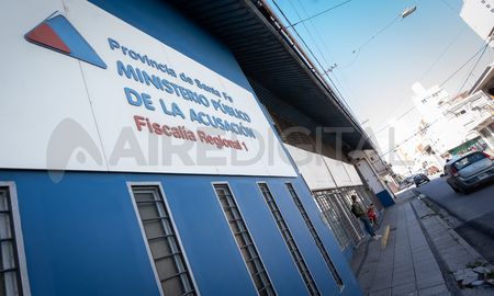 Durante el fin de semana quedó en prisión preventiva un hombre de 30 años, acusado de robarle a un remisero y atacarlo con un cuchillo en el barrio El Pozo. Durante el fin de semana quedó en prisión preventiva un hombre de 30 años, acusado de robarle a un remisero y atacarlo con un cuchillo en el barrio El Pozo.