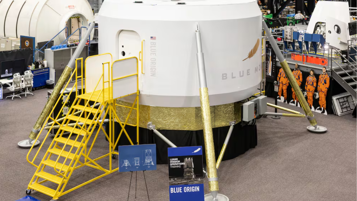 Fotografía cedida por la NASA que muestra un prototipo a escala real de la cabina de la tripulación del módulo de aterrizaje Blue Moon Mark 2 de Blue Origin.
