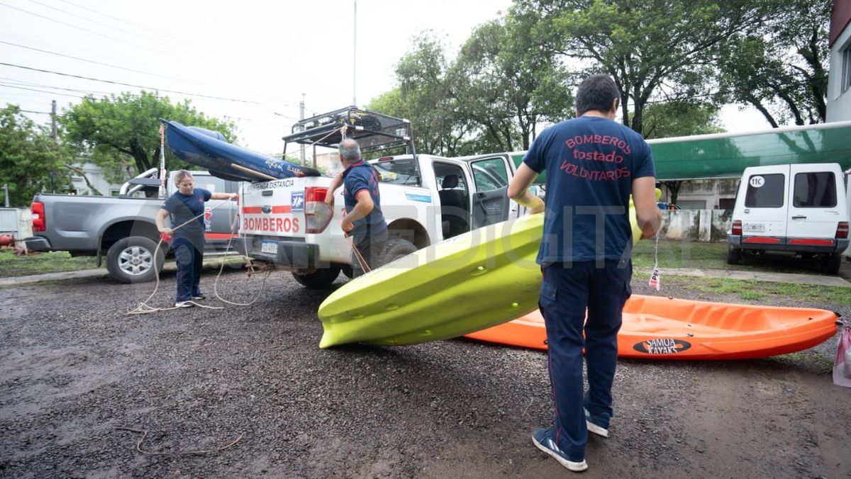 La Brigada de Rescate Acuático de Bomberos Voluntarios recorre las zonas más afectadas en gomones y kayaks para asistir a los vecinos. La Brigada de Rescate Acuático de Bomberos Voluntarios recorre las zonas más afectadas en gomones y kayaks para asistir a los vecinos.