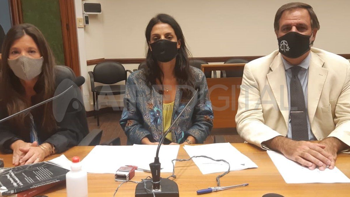 Las fiscales del caso, Gabriela Arri y Lucila Nuzzo, junto al fiscal regional, Carlos Arietti.