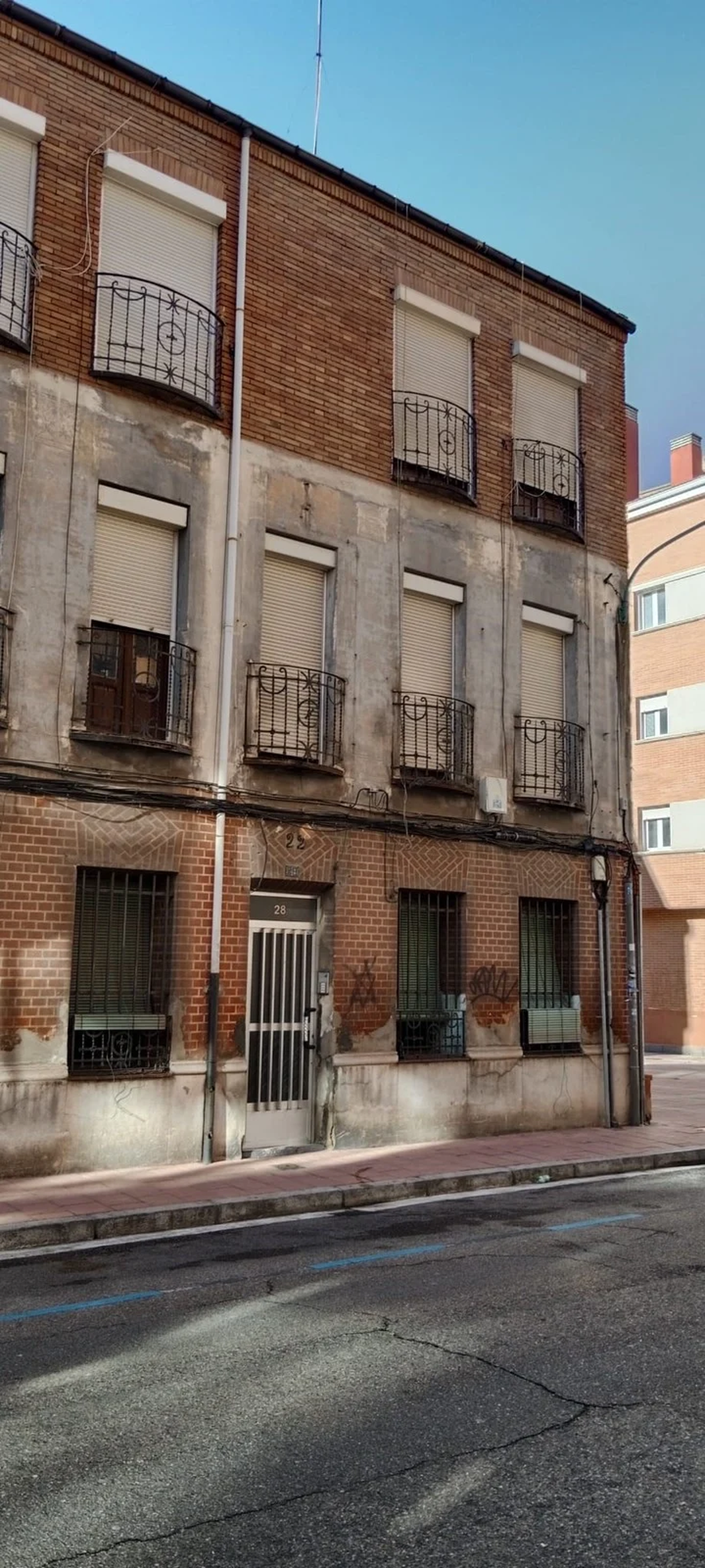 El bloque de propiedades donde hallaron al hombre muerto será demolido.